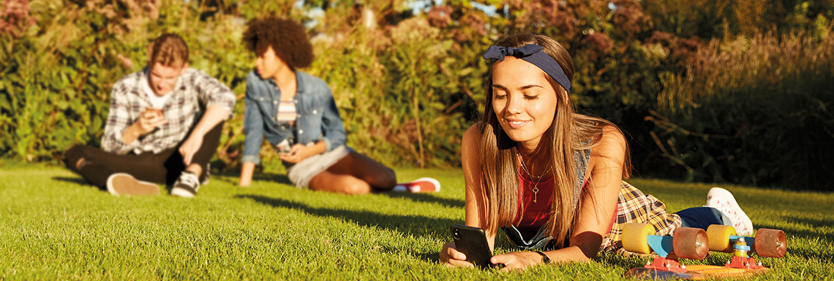 différents types d’acné fille allongée sur de l’herbe