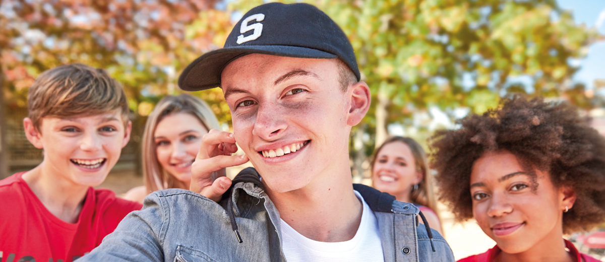 symptômes de l’acné garçon souriant à la caméra